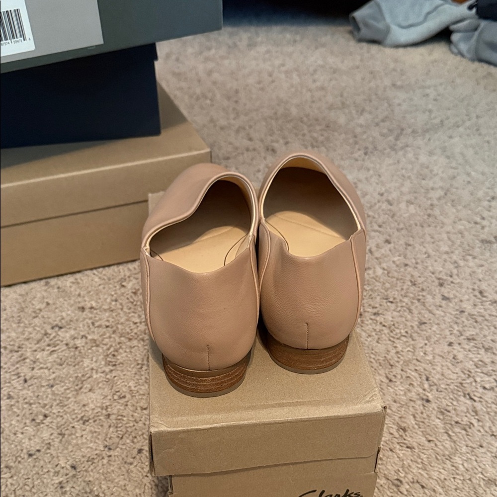 Clarks Women's Beige Flats - Picture 3 of 4